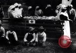 Standbild Mono Native American Indian Women make Bandagen für Ersten Weltkrieg Aufwand Dunlap California USA, 1917, aus Sekunde 9 historischem Filmmaterial Videoclip 65675035207