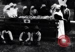 Standbild Mono Native American Indian Women make Bandagen für Ersten Weltkrieg Aufwand Dunlap California USA, 1917, aus Sekunde 10 historischem Filmmaterial Videoclip 65675035207