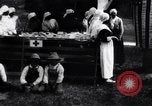 Standbild Mono Native American Indian Women make Bandagen für Ersten Weltkrieg Aufwand Dunlap California USA, 1917, aus Sekunde 12 historischem Filmmaterial Videoclip 65675035207