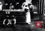 Standbild Mono Native American Indian Women make Bandagen für Ersten Weltkrieg Aufwand Dunlap California USA, 1917, aus Sekunde 13 historischem Filmmaterial Videoclip 65675035207