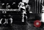 Standbild Mono Native American Indian Women make Bandagen für Ersten Weltkrieg Aufwand Dunlap California USA, 1917, aus Sekunde 14 historischem Filmmaterial Videoclip 65675035207