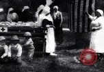 Standbild Mono Native American Indian Women make Bandagen für Ersten Weltkrieg Aufwand Dunlap California USA, 1917, aus Sekunde 15 historischem Filmmaterial Videoclip 65675035207