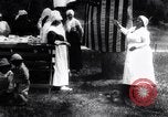 Standbild Mono Native American Indian Women make Bandagen für Ersten Weltkrieg Aufwand Dunlap California USA, 1917, aus Sekunde 17 historischem Filmmaterial Videoclip 65675035207