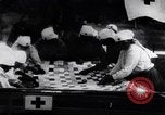 Standbild Mono Native American Indian Women make Bandagen für Ersten Weltkrieg Aufwand Dunlap California USA, 1917, aus Sekunde 22 historischem Filmmaterial Videoclip 65675035207