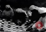 Standbild Mono Native American Indian Women make Bandagen für Ersten Weltkrieg Aufwand Dunlap California USA, 1917, aus Sekunde 27 historischem Filmmaterial Videoclip 65675035207