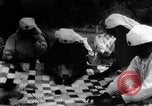 Standbild Mono Native American Indian Women make Bandagen für Ersten Weltkrieg Aufwand Dunlap California USA, 1917, aus Sekunde 28 historischem Filmmaterial Videoclip 65675035207