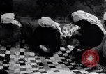 Standbild Mono Native American Indian Women make Bandagen für Ersten Weltkrieg Aufwand Dunlap California USA, 1917, aus Sekunde 34 historischem Filmmaterial Videoclip 65675035207