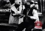 Standbild Mono Native American Indian Women make Bandagen für Ersten Weltkrieg Aufwand Dunlap California USA, 1917, aus Sekunde 36 historischem Filmmaterial Videoclip 65675035207