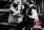Standbild Mono Native American Indian Women make Bandagen für Ersten Weltkrieg Aufwand Dunlap California USA, 1917, aus Sekunde 37 historischem Filmmaterial Videoclip 65675035207