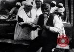 Standbild Mono Native American Indian Women make Bandagen für Ersten Weltkrieg Aufwand Dunlap California USA, 1917, aus Sekunde 38 historischem Filmmaterial Videoclip 65675035207