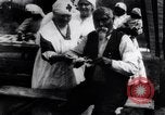 Standbild Mono Native American Indian Women make Bandagen für Ersten Weltkrieg Aufwand Dunlap California USA, 1917, aus Sekunde 39 historischem Filmmaterial Videoclip 65675035207