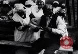 Standbild Mono Native American Indian Women make Bandagen für Ersten Weltkrieg Aufwand Dunlap California USA, 1917, aus Sekunde 40 historischem Filmmaterial Videoclip 65675035207