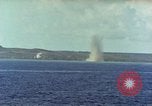 Standbild Bombardierung auf Saipan Saipan Nördliche Marianen, 1944, aus Sekunde 33 historischem Filmmaterial Videoclip 65675035317