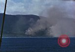 Standbild Bombardierung auf Schiffen Saipan Nördliche Marianen, 1944, aus Sekunde 15 historischem Filmmaterial Videoclip 65675035320