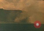 Standbild Bombardierung auf Schiffen Saipan Nördliche Marianen, 1944, aus Sekunde 21 historischem Filmmaterial Videoclip 65675035320