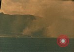 Standbild Bombardierung auf Schiffen Saipan Nördliche Marianen, 1944, aus Sekunde 23 historischem Filmmaterial Videoclip 65675035320