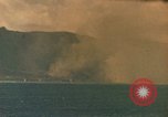 Standbild Bombardierung auf Schiffen Saipan Nördliche Marianen, 1944, aus Sekunde 25 historischem Filmmaterial Videoclip 65675035320