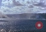 Standbild Bombardierung auf Schiffen Saipan Nördliche Marianen, 1944, aus Sekunde 31 historischem Filmmaterial Videoclip 65675035320