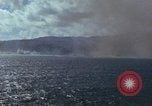 Standbild Bombardierung auf Schiffen Saipan Nördliche Marianen, 1944, aus Sekunde 46 historischem Filmmaterial Videoclip 65675035320