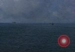 Standbild Bombardierung auf Schiffen Saipan Nördliche Marianen, 1944, aus Sekunde 53 historischem Filmmaterial Videoclip 65675035320