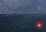Standbild Bombardierung auf Schiffen Saipan Nördliche Marianen, 1944, aus Sekunde 54 historischem Filmmaterial Videoclip 65675035320