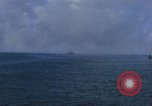 Standbild Bombardierung auf Schiffen Saipan Nördliche Marianen, 1944, aus Sekunde 55 historischem Filmmaterial Videoclip 65675035320