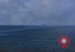 Standbild Bombardierung auf Schiffen Saipan Nördliche Marianen, 1944, aus Sekunde 56 historischem Filmmaterial Videoclip 65675035320
