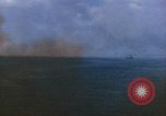 Standbild Bombardierung auf Schiffen Saipan Nördliche Marianen, 1944, aus Sekunde 57 historischem Filmmaterial Videoclip 65675035320