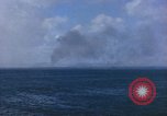 Standbild Bombardierung auf Schiffen Saipan Nördliche Marianen, 1944, aus Sekunde 58 historischem Filmmaterial Videoclip 65675035320