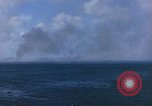 Standbild Bombardierung auf Schiffen Saipan Nördliche Marianen, 1944, aus Sekunde 61 historischem Filmmaterial Videoclip 65675035320
