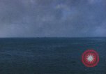 Standbild Bombardierung Saipan Saipan Nördliche Marianen, 1944, aus Sekunde 17 historischem Filmmaterial Videoclip 65675035321