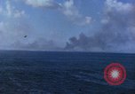 Standbild Explosionen Saipan Nördliche Marianen, 1944, aus Sekunde 5 historischem Filmmaterial Videoclip 65675035322