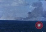 Standbild Explosionen Saipan Nördliche Marianen, 1944, aus Sekunde 24 historischem Filmmaterial Videoclip 65675035322