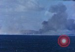 Standbild Explosionen Saipan Nördliche Marianen, 1944, aus Sekunde 25 historischem Filmmaterial Videoclip 65675035322