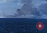 Standbild Explosionen Saipan Nördliche Marianen, 1944, aus Sekunde 30 historischem Filmmaterial Videoclip 65675035322