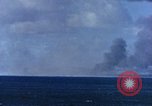 Standbild Explosionen Saipan Nördliche Marianen, 1944, aus Sekunde 50 historischem Filmmaterial Videoclip 65675035322