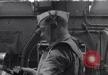 Standbild Navigator mit Sextant Pazifik, 1942, aus Sekunde 1 historischem Filmmaterial Videoclip 65675035342