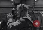 Standbild Navigator mit Sextant Pazifik, 1942, aus Sekunde 3 historischem Filmmaterial Videoclip 65675035342