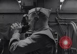 Standbild Navigator mit Sextant Pazifik, 1942, aus Sekunde 4 historischem Filmmaterial Videoclip 65675035342
