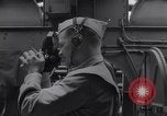 Standbild Navigator mit Sextant Pazifik, 1942, aus Sekunde 5 historischem Filmmaterial Videoclip 65675035342