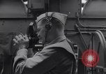 Standbild Navigator mit Sextant Pazifik, 1942, aus Sekunde 10 historischem Filmmaterial Videoclip 65675035342
