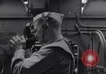 Standbild Navigator mit Sextant Pazifik, 1942, aus Sekunde 12 historischem Filmmaterial Videoclip 65675035342
