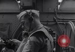Standbild Navigator mit Sextant Pazifik, 1942, aus Sekunde 14 historischem Filmmaterial Videoclip 65675035342