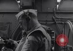 Standbild Navigator mit Sextant Pazifik, 1942, aus Sekunde 15 historischem Filmmaterial Videoclip 65675035342