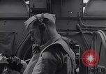 Standbild Navigator mit Sextant Pazifik, 1942, aus Sekunde 16 historischem Filmmaterial Videoclip 65675035342