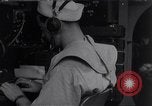 Standbild Navigator mit Sextant Pazifik, 1942, aus Sekunde 17 historischem Filmmaterial Videoclip 65675035342