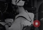 Standbild Navigator mit Sextant Pazifik, 1942, aus Sekunde 18 historischem Filmmaterial Videoclip 65675035342
