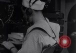 Standbild Navigator mit Sextant Pazifik, 1942, aus Sekunde 20 historischem Filmmaterial Videoclip 65675035342