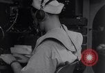 Standbild Navigator mit Sextant Pazifik, 1942, aus Sekunde 23 historischem Filmmaterial Videoclip 65675035342