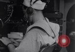 Standbild Navigator mit Sextant Pazifik, 1942, aus Sekunde 27 historischem Filmmaterial Videoclip 65675035342